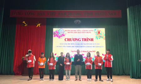 TRƯỜNG THPT THÂN NHÂN TRUNG TỔ CHỨC CHƯƠNG TRÌNH TRAO TẶNG HỌC BỔNG VÀ QUÀ TẾT NGUYÊN ĐÁN ẤT TỴ 2025 CHO HỌC SINH NGHÈO, HỌC SINH CÓ HOÀN CẢNH ĐẶC BIỆT KHÓ KHĂN.