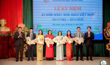 Trường THPT TNT vinh dự có hai nhà giáo được trao Kỷ niệm chương “Vì sự nghiệp Nông nghiệp và Phát triển nông thôn”