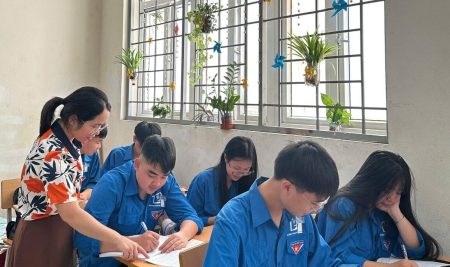Sôi nổi cuộc thi “Lớp học xanh – sạch – đẹp” tại Trường THPT Thân Nhân Trung